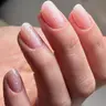 Gel-Maniküre mit Basisfarbgel