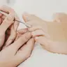 Знаття лаку на ногах