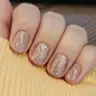 Maniküre mit klassischem Nagellack