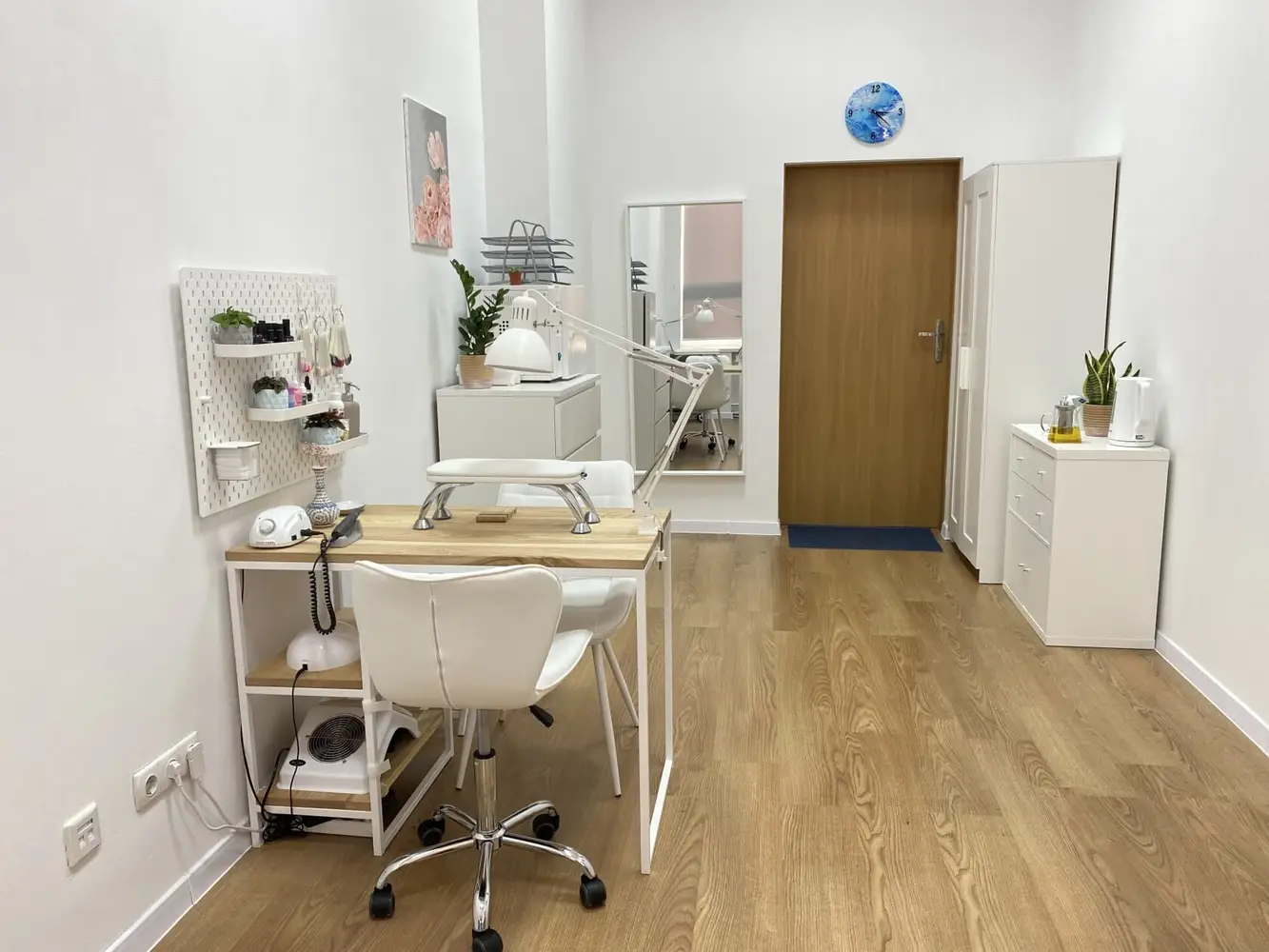 Akperova Nail Studio - Манікюр, педикюр, нарощування нігтів photo 7