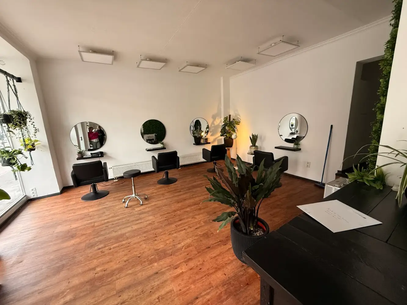 Salome Friseurmeisterin (Stuhlmiete im Ash & Ivy) photo 2