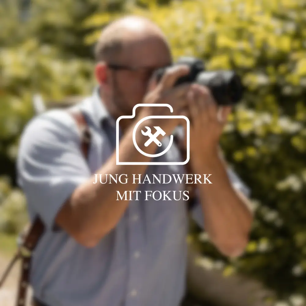 Jung Handwerk mit Fokus photo 1